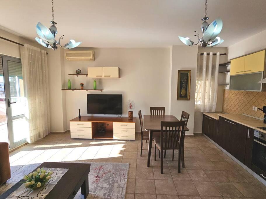 Central Apartment Тирана Екстер'єр фото