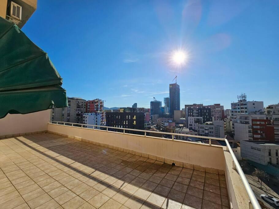 Central Apartment Тирана Екстер'єр фото