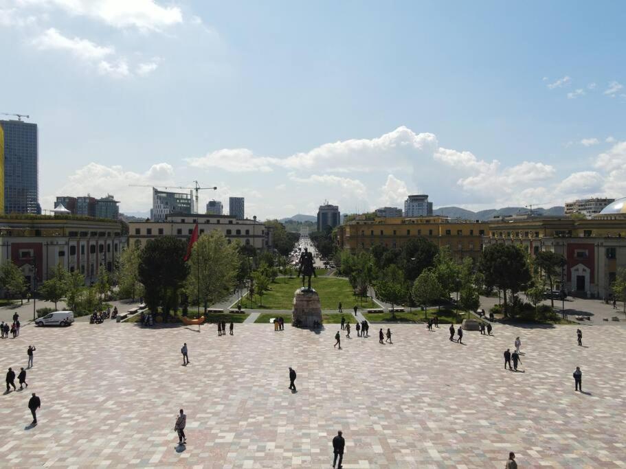 Central Apartment Тирана Екстер'єр фото
