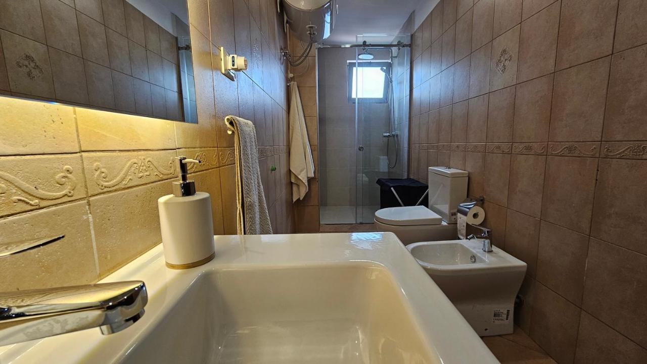 Central Apartment Тирана Екстер'єр фото